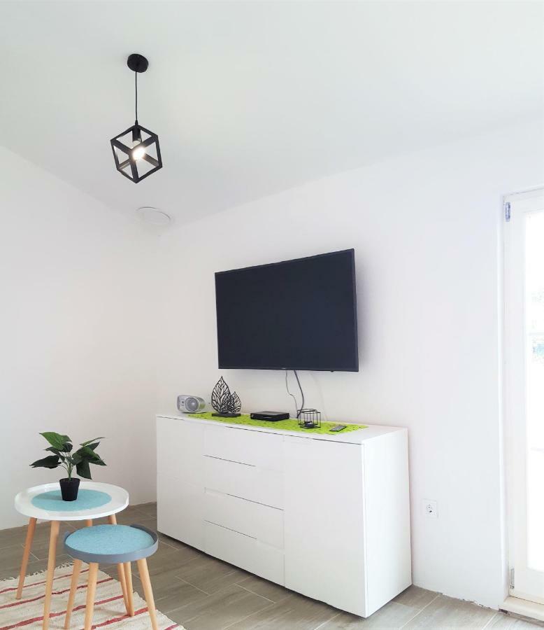 Apartment Svilan - Terrace With Sea View And Nature Zecevo Exterior photo